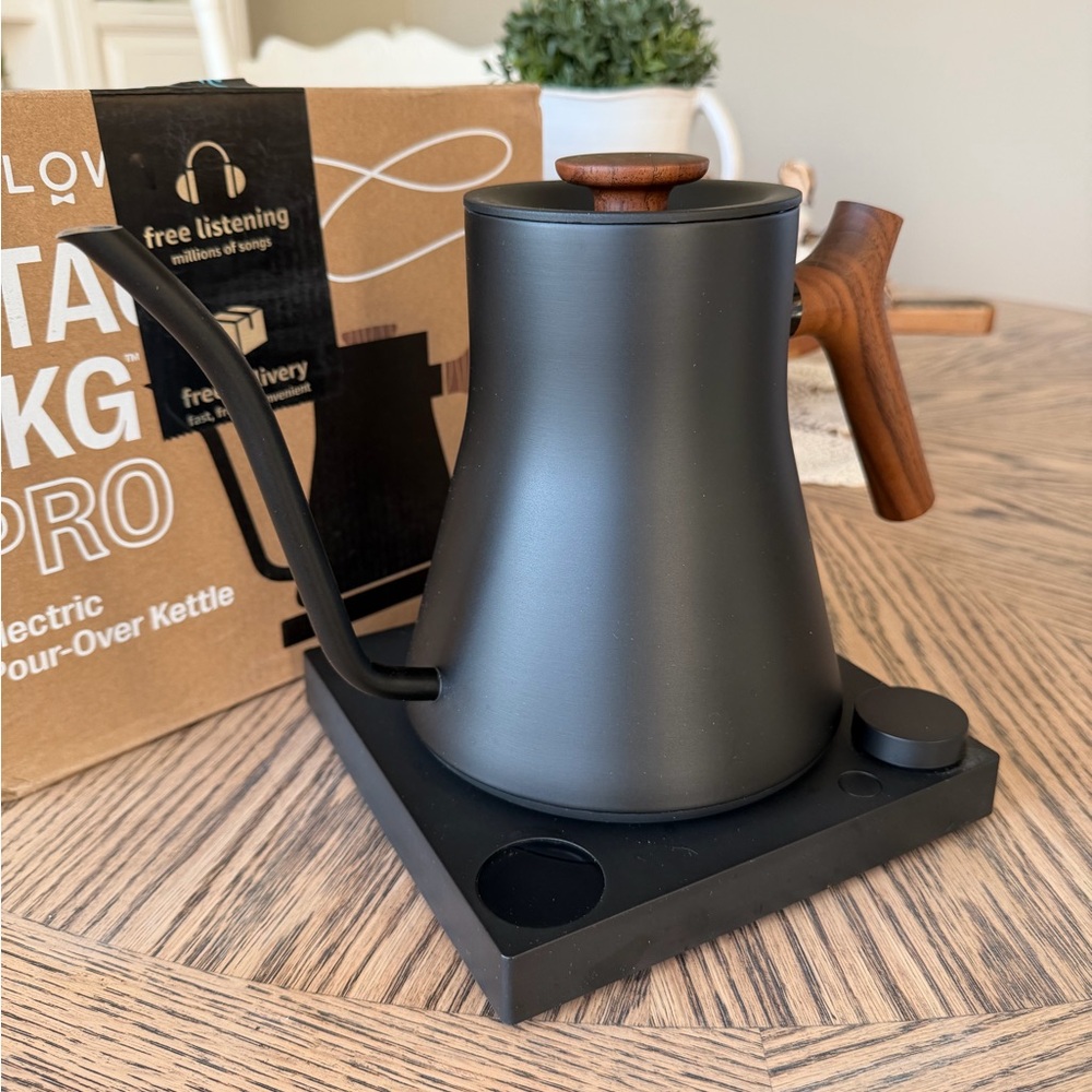 Stagg EKG Electric Pour-Over Kettle - Black with Walnut Handle - Picture 4 of 6
